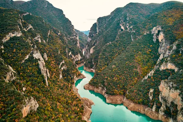 Eine Atemberaubende Luftaufnahme Eines Flusses Der Sich Durch Berge Und — Stockfoto