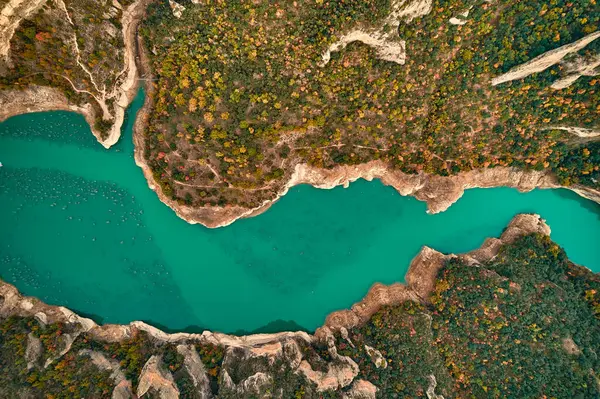 Lago Azul Enclavado Paisaje Natural Montañas Árboles Que Muestra Belleza — Foto de Stock
