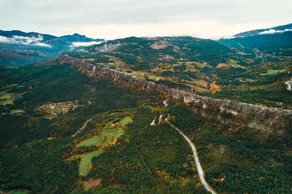 Una Vista Aérea Impresionante Una Cordillera Con Camino Que Serpentea Fotos De Stock Sin Royalties Gratis