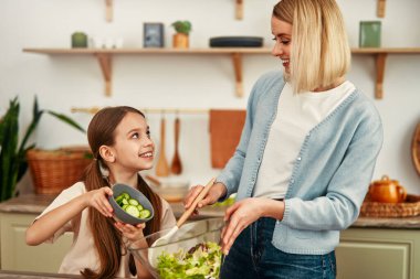 Sıcak ve misafirperver bir mutfakta, bir anne ve kız lezzetli bir salatayı hazırlarken, kaliteli zaman geçirmenin ve anıların tadını çıkarırken birbirlerine bağlanırlar.