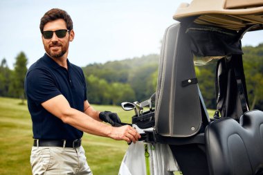 Neşeli bir adam golf sopalarını manzaralı bir golf sahasında arabaya yüklüyor. Muhteşem bir golf günü ve boş zamanlarında arkadaşlarıyla unutulmaz anlar yaratmaya can atıyor.