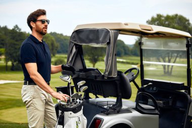 Neşeli bir adam golf sopalarını manzaralı bir golf sahasında arabaya yüklüyor. Muhteşem bir golf günü ve boş zamanlarında arkadaşlarıyla unutulmaz anlar yaratmaya can atıyor.