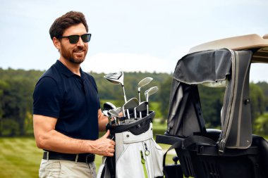 Neşeli bir adam golf sopalarını manzaralı bir golf sahasında arabaya yüklüyor. Muhteşem bir golf günü ve boş zamanlarında arkadaşlarıyla unutulmaz anlar yaratmaya can atıyor.