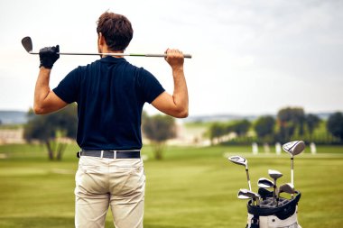 Yetenekli bir golfçü el değmemiş bir sahada oynamaya hazır. Nefes kesici manzara heyecanını arttırıyor, rahatlamak ve atletizmini göstermek için mükemmel bir ortam yaratıyor.