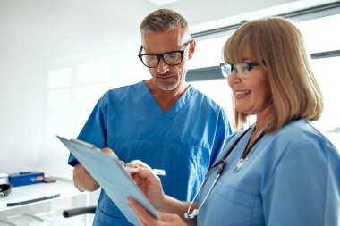 Anlamlı bir konuşmada, iki sağlık hizmeti sağlayıcısı, dinamik sağlık sektöründe takım çalışması ve işbirliğinin önemli rolünü vurgulayarak, hayati hasta bilgilerini değiş tokuş ediyorlar.