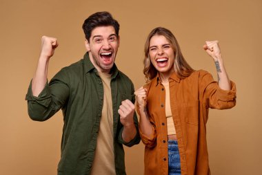 Canlı ve neşeli genç bir çift, bulaşıcı enerjilerini ve coşkularını arkadaşlarıyla ve özel anlarıyla dolu canlı ve neşeli bir ortamda sergileyerek gözle görülür bir heyecanla kutluyor.