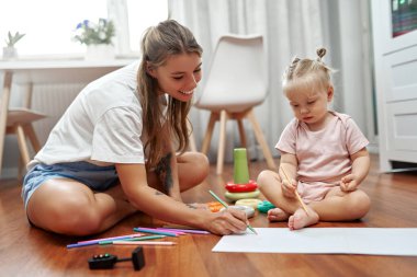 Sevgi dolu bir anne ve tapılası bebeğinin birlikte yaratıcı sanat zamanlarına daldığı, harika bir bağ, neşe ve hayal gücünü geliştirdiği keyifli bir sahne.