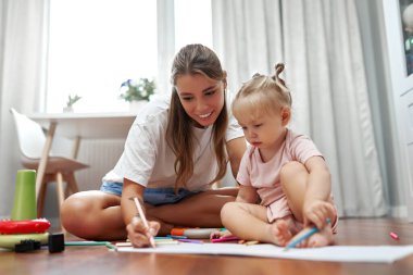 Bir anne ve çocuğu, sanatsal yaratıcılığı artırmak ve sıcak, neşeli bir ortamda aralarındaki bağı güçlendirmek, öğrenmeyi, hayal gücünü ve bağlantıyı geliştirmek için evde yaratıcı bir sanat etkinliğinin tadını çıkarırlar.