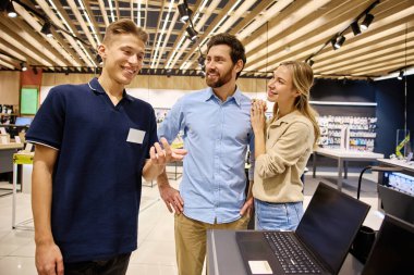 Bir çift, teknoloji mağazasında çok arkadaş canlısı ve bilgili bir satıcıya bağlanıp son satın alma kararını vermeden önce sergilenen çok çeşitli dizüstü bilgisayarları keşfediyor.