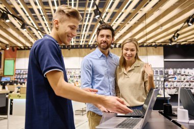 Bir çift, teknoloji mağazasında çok arkadaş canlısı ve bilgili bir satıcıya bağlanıp son satın alma kararını vermeden önce sergilenen çok çeşitli dizüstü bilgisayarları keşfediyor.