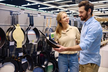 Neşeli bir çift, mutfak gereçleri dükkanını keşfeder, neşeyi paylaşır ve kalıcı anılar yaratır. Yemek takımı alırken ve birlikte mükemmel bir uyum içinde vakit geçirirken.