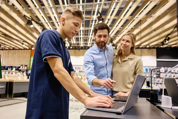 Bir çift, teknoloji mağazasında çok arkadaş canlısı ve bilgili bir satıcıya bağlanıp son satın alma kararını vermeden önce sergilenen çok çeşitli dizüstü bilgisayarları keşfediyor.