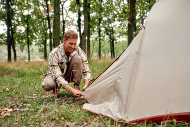 Genç bir adam güzel bir ormanda rahat bir çadır kurar. Doğada unutulmaz bir deneyim yaşamak isteyen doğa meraklıları için bir kaçış yolu sunar. Güzellik ve sükunet.