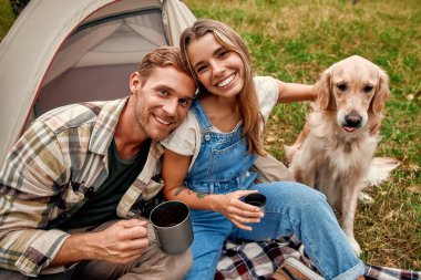 Mutlu bir çift, keyifli Golden Retriever 'larıyla sıcak içeceklerden zevk alır. Doğaları gereği güzellik ve ömür boyu hatırlanacak unutulmaz anılar yaratır.