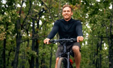 Neşeli ve hevesli bir bisikletçi enerjik bir şekilde canlı ve yemyeşil bir ormanda dolaşır. Etrafındaki doğanın nefes kesici güzelliğine dalarken maceranın heyecanını tamamen kucaklar.