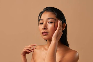 Güzellik sanatını ve modern kozmetoloji teknikleriyle keşfedin. Dış görünüşü geliştiren, cilt sağlığını, canlılığı ve refahı teşvik eden, güvenle parıldamanıza yardımcı olan.