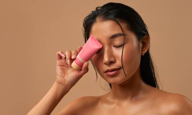 Mükemmel güzellik kremini keşfedin. Titizlikle cildinizi beslemek, sulamak ve gençleştirmek için tasarlanmış. Günlük cilt bakımınızı ve kişisel bakım ritüellerinizi geliştirmek için mükemmel.