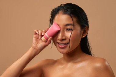 Mükemmel güzellik kremini keşfedin. Titizlikle cildinizi beslemek, sulamak ve gençleştirmek için tasarlanmış. Günlük cilt bakımınızı ve kişisel bakım ritüellerinizi geliştirmek için mükemmel.