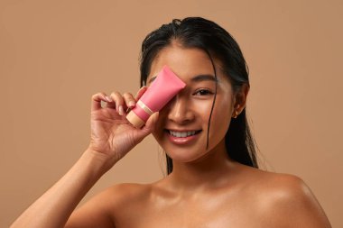 Mükemmel güzellik kremini keşfedin. Titizlikle cildinizi beslemek, sulamak ve gençleştirmek için tasarlanmış. Günlük cilt bakımınızı ve kişisel bakım ritüellerinizi geliştirmek için mükemmel.