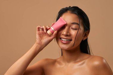 Mükemmel güzellik kremini keşfedin. Titizlikle cildinizi beslemek, sulamak ve gençleştirmek için tasarlanmış. Günlük cilt bakımınızı ve kişisel bakım ritüellerinizi geliştirmek için mükemmel.