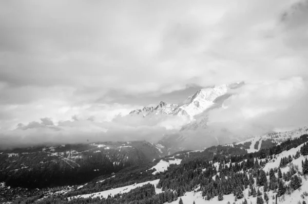 Bewölkter Schneebedeckter Berg Schwarz Weiß Französische Alpen — Stockfoto
