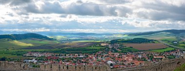 Zehra köyü boyunca Spiss Kalesi 'nden (Spisk Hrad) ufuk çizgisine kadar manzara, Slovakya