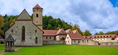 Slovakya 'daki Cerveny Klaus manastırının iç avlusunda.