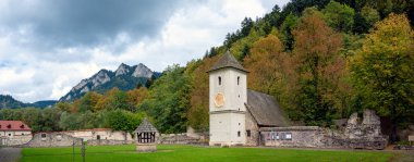 Arka planda Trzy Korony (Üç Kron) dağı bulunan manastırın iç avlusu, Slovakya / Polonya