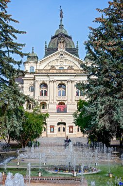 Slovakya 'nın Kosice kentindeki opera binasının ön cephesinde bir çeşme manzarası