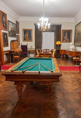 Slovakya Ulusal Müzesi 'nin bir parçası olan Betliar Sarayı' nın oyun odasındaki eski bilardo masası.