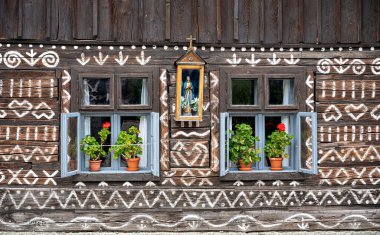 Slovakya, Banska Bystrica 'daki Slovakya Ulusal Ayaklanması' nın meydanında Marian sütununun arkasındaki saat kulesine yaslanıyor.