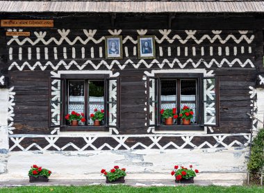 Slovakya, Banska Bystrica 'daki Slovakya Ulusal Ayaklanması' nın meydanında Marian sütununun arkasındaki saat kulesine yaslanıyor.