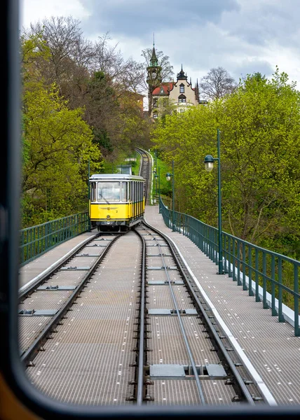 Ontmoeting Met Neergaande Trein Van Kabelbaan Dresden Duitsland — Stockfoto