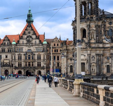 Augustus Köprüsü 'nden Georgen Binası' na ve Dresden, Gerrmany 'deki Trinitatis Kilisesi' ne manzara
