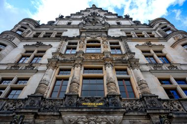 Almanya 'nın Dresden kentindeki Georgen binasının cephesine doğru gökyüzüne bakın.