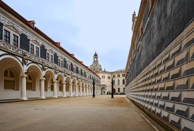 Almanya 'nın Dresden Şatosu' nun bir parçası olan uzun geçitli (Langer Gang) ahır avlusuna bakın.