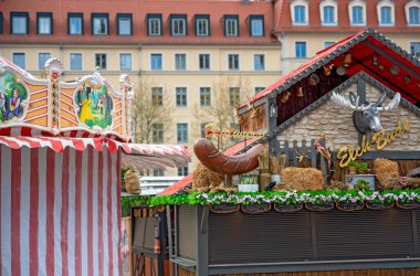 Almanya 'nın Dresden kentindeki Frauenkirche (Kilisesi)' nin (Neumarkt) önündeki bahar pazarında fast-food büfesi.