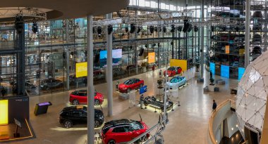  Dresden, Almanya 'daki Volkswagen şirketinin parçası olan elektrikli arabalar üzerine uzmanlaşmış cam fabrikasının ziyaretçileri için.