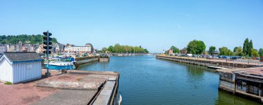 Fransa, Normandiya 'daki Honfleur köyünün limanından çıkış.