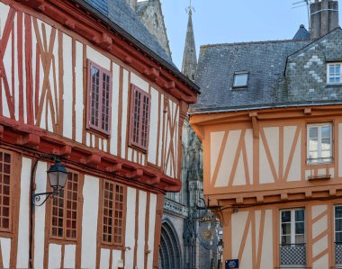 Fransa 'nın Brittany kentindeki küçük Vannes kasabasının eski merkezinde yarı keresteli evler.