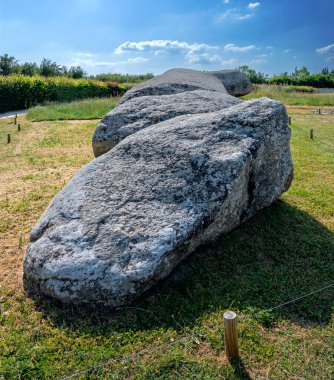 Brittany, Fransa 'da Locmariaquer' deki Kırık Büyük Menhir.