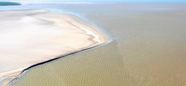 Normandiya 'daki Mont Saint-Michel Körfezi' nin karşısına bakın. Ufuk çizgisine kadar deniz seviyesinin altında, Fransa.