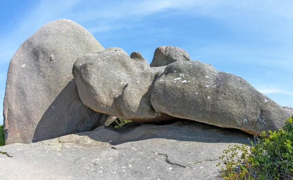 大西洋の海岸で花崗岩の岩 コート グラニット 地域でブルターニュ ブルターニュ Ploumanachの村 フランス — ストック写真