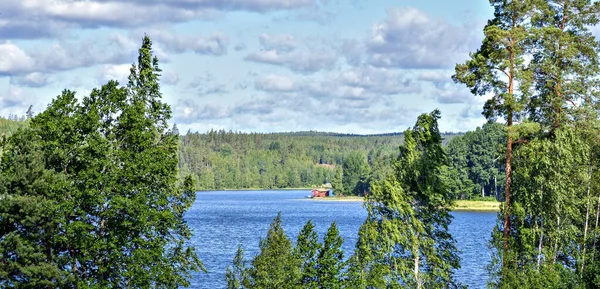 スウェーデン カルマル ローン スウェーデン のビマービー近くのバス小屋と湖ガッセン湖を渡る夏の景色 — ストック写真