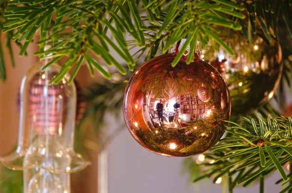 Esfera Cristal Brillante Árbol Navidad Con Espejo Fotógrafo Con Trípode —  Fotos de Stock