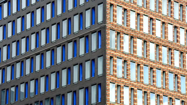 德国汉堡一幢大楼的拐角处有两个不同颜色和图案的现代立面 — 图库照片