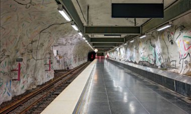 Stockholm, İsveç 'teki sözde Tunnelbana' nın yeraltı istasyonu Hallonbergen platformu.