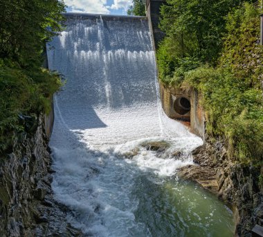 Avusturya, Kaprun 'daki Sigmund Thun akımının başlangıcında Buergsperre adı verilen şeyin üzerine su dökülüyor.