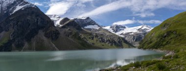 Enerji santrallerinin depolama rezervuarı Mooserboden 'in panoramik görüntüsü ulusal park High Tauern' de Kaprun, arka planda High Riffl dağı ve buzul Rifflkees, Avusturya