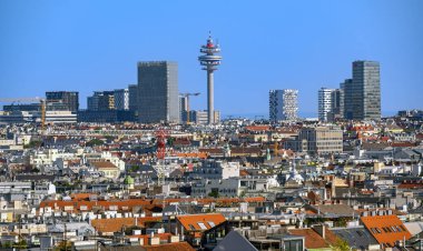 Viyana 'nın batı tren istasyonundaki IKEA binasının terasından güneydoğudaki binanın çatısından telekomünikasyon kulesi Arsenal' e ve Avusturya 'daki bazı yüksek binalara kadar.
